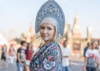 Kobieta w stroju ludowym Rosji
